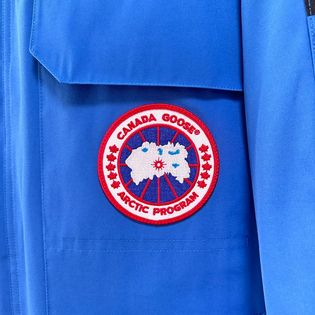 P700 CANADA GOOSE｜Canada Goose Expedition Parka｜Classic upgrade New 08 style Color: graphite gray, off-white, black, pink, navy blue, sky blue, Size: XS, S, M, L, XL, XXL, Product introduction Loose fit, multi-pocket design Larger size for free movement. 6 exterior pockets: 4 reversible front pockets, zippered side entry. There is a practical pocket on the left sleeve and a top pocket on the right sleeve. There is a drawstring on the inside of the waist and a logo patch on the back. The waist is designed with an inside drawstring, which can be adjusted to provide excellent warmth. Woven grab straps at upper back with “Expedition” logo patch • Hood with removable zipper trim, interchangeable hood trim for personalization and added protection (this jacket is not available with the classic hood trim) • Chin protection element has a tricot inner fabric for softness and comfort • Woven grab straps at upper back with “Expedition” logo patch • Internal drawstring at the waist, adjustable to provide excellent warmth •Snap-in rib knit cuffs for added comfort and optimal heat locking in •Stylish hanging inner straps allow the jacket to be carried over the shoulder, hands-free •Stowaway nylon stretch snow skirt for added protection •Two-way zipper covered fly with Velcro® snaps that unzips from the bottom for increased range of motion and breathability. A windproof fly is designed under the zipper for an extra layer of protection. • 6 exterior pockets: 4 two-way pockets on the front with top flap and Velcro® snaps, and zippered side entry. Utility pockets on left sleeve and right sleeve with top flap and velcro® snaps Internal pockets: 1 zipped pocket, 2 mesh drop-in pockets Embroidered Canada Goose logo